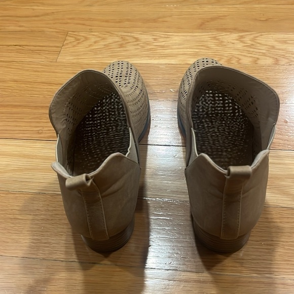 Restricted women’s tan suede heel ankle boots size 9 . - Picture 3 of 11